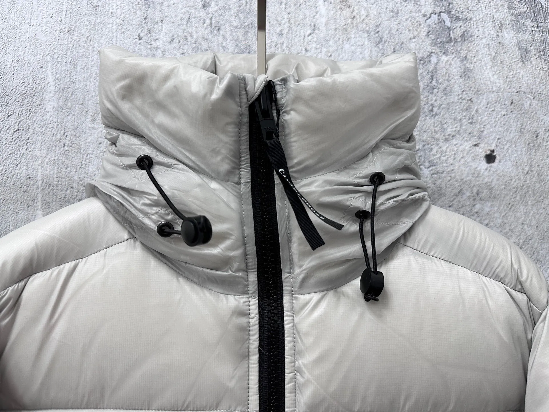 P780 [𝘾𝘼𝙉𝘼𝘿𝘼 𝙂𝙊𝙊𝙎𝙀] Canada Goose's limited new Crofton puff down jacket, top version, ceiling level Crofton soft loaf, 2024 latest style, cold protection effect up to level 4, using recycled Feather-Light tear-resistant fabric, ultra-light, no weight on the upper body at all! The unique black label highlights your temperament‼ ️ Canada Goose, a Canadian brand, has always been recognized as the warmest down jacket. Various Instagram celebrities, Internet celebrities, and celebrities often wear it for street photos. I make Canada Goose every year, but I still can't get rid of my love for it. No matter how cold the days are, there is no need to be afraid, because there is! Filled with 90% white duck down, it is the legendary warmest down jacket and is known as a must-have for Arctic outdoor sports! The most popular down jacket in the world, celebrities are rushing to buy it, it is a must-have!  Size: S~XXL